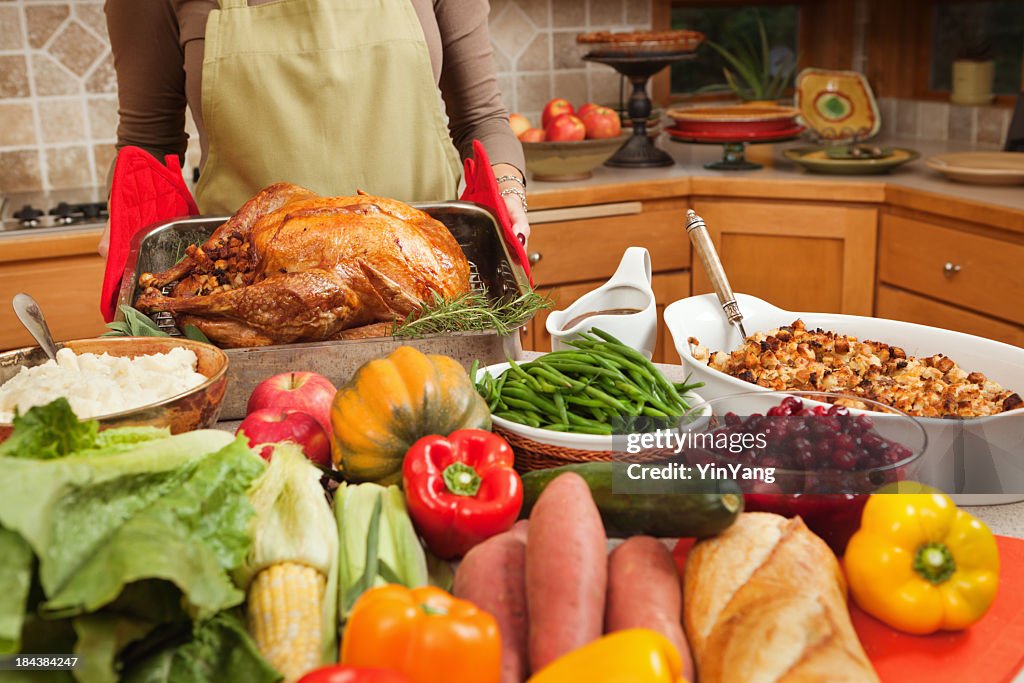 Cucinare la cena arrosto di tacchino del Ringraziamento e le vacanze a casa cucina Preparazione