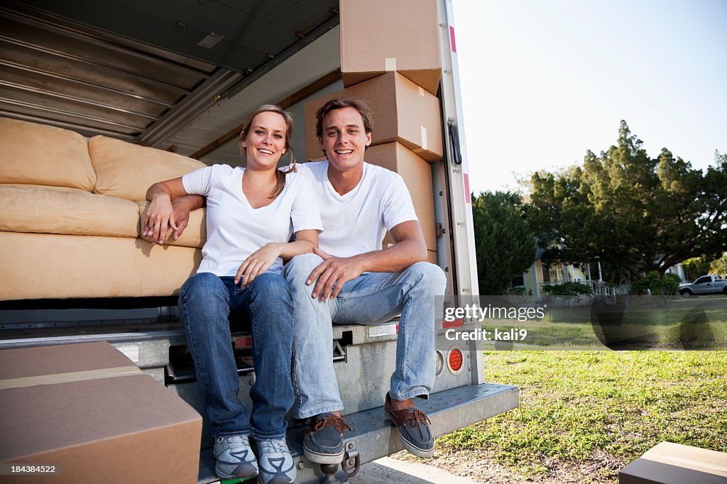 Jeune couple se déplacer house, prenant une pause