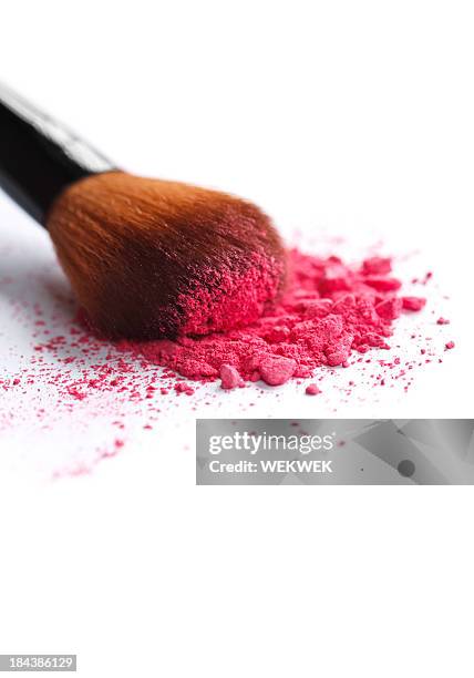 primer plano de triturados y cepillo cosmético - colorete fotografías e imágenes de stock
