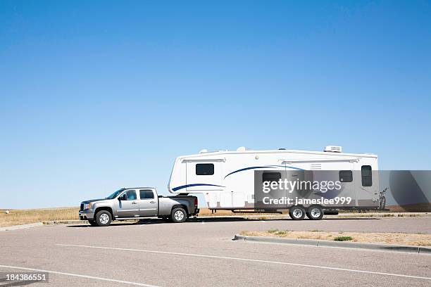 rv reboque - atrelado de carro imagens e fotografias de stock