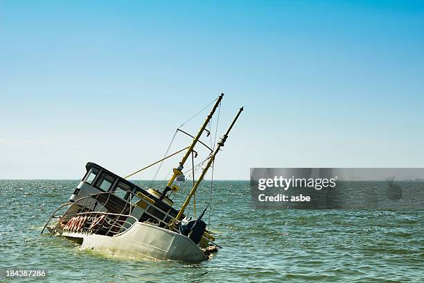 sinking ship - sinking stockfoto's en -beelden