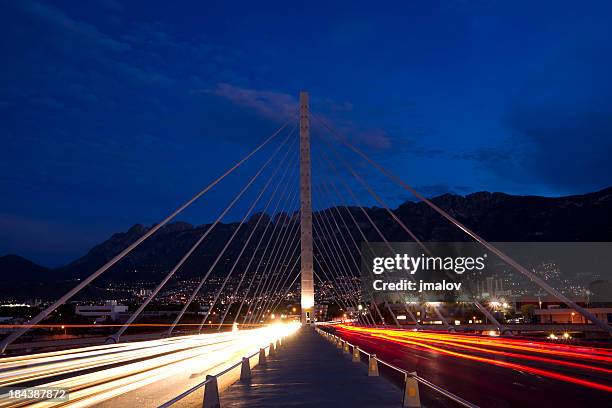 tráfico en el crepúsculo - monterrey fotografías e imágenes de stock