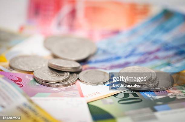 schweizer währung münzen und banknoten - schweiz stock-fotos und bilder