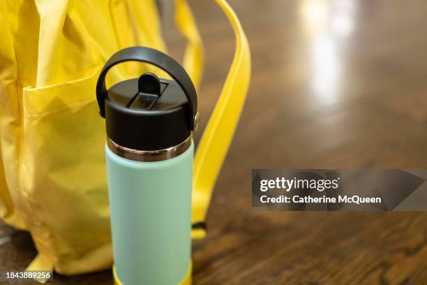 yellow backpack & reusable water bottle - reutilizável - fotografias e filmes do acervo