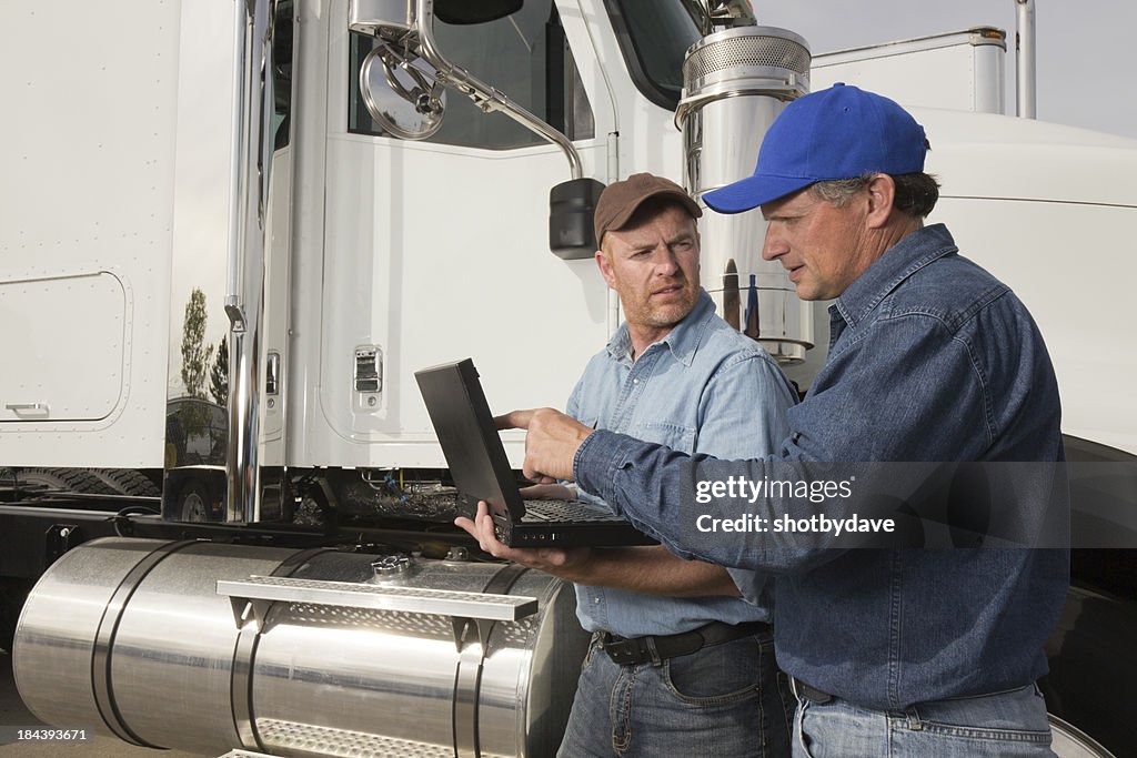 LKW-Fahrer auf einen Laptop