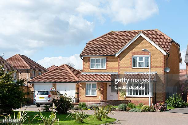 neu errichtetes einfamilienhaus mit doppelten garage - kent england stock-fotos und bilder