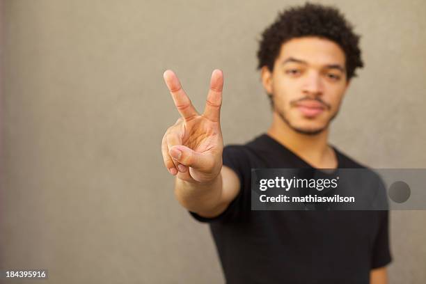 peace sign - victory sign man stockfoto's en -beelden