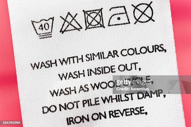 waschen anweisungen auf kleidung label - washing up stock-fotos und bilder