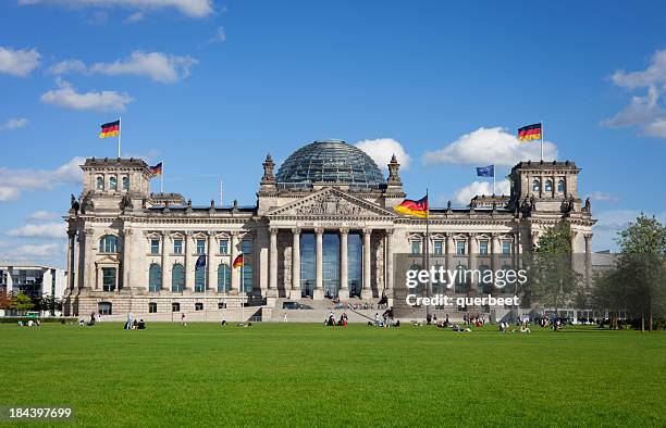 reichstag with people, berlin - de rijksdag stockfoto's en -beelden