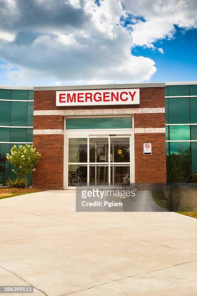 emergency room entrance at the hospital - entrance sign stock pictures, royalty-free photos & images