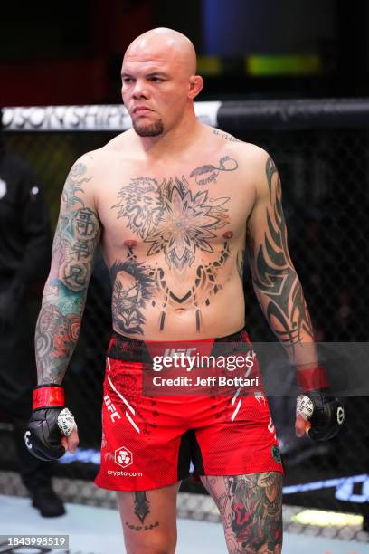 Anthony Smith prepares to face Khalil Rountree Jr. In a light heavyweight fight during the UFC Fight Night event at UFC APEX on December 09, 2023 in...