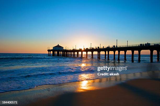 sunset in manhattan beach - manhattan beach stockfoto's en -beelden