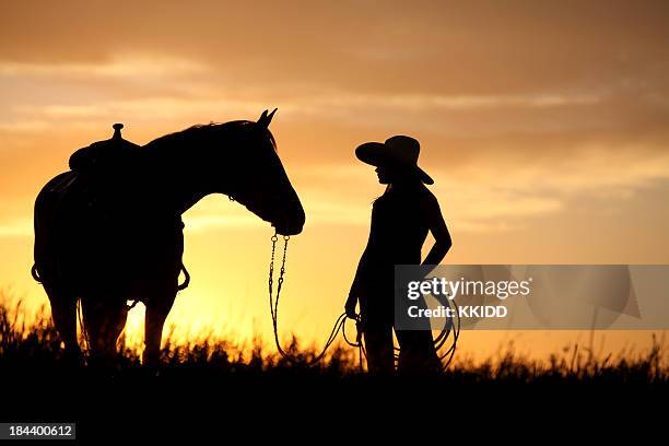 vaqueira andar a cavalo - vaqueira imagens e fotografias de stock