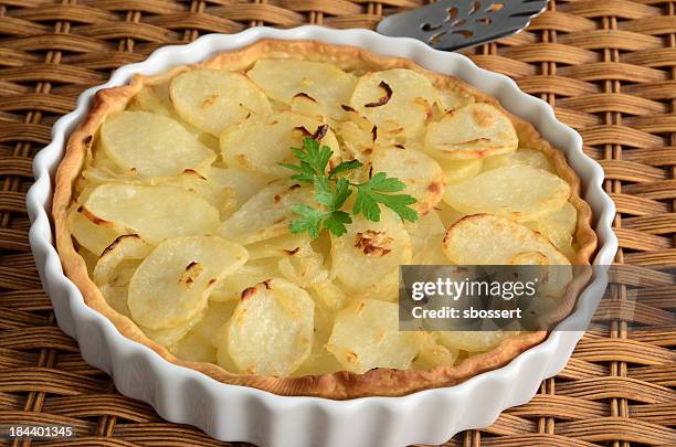 potato and onion tart - aardappelgratin aardappel stockfoto's en -beelden