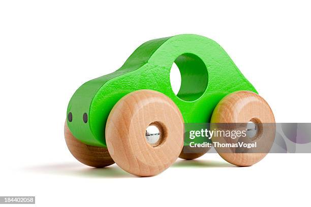 auto giocattolo in legno verde - giocattoli foto e immagini stock