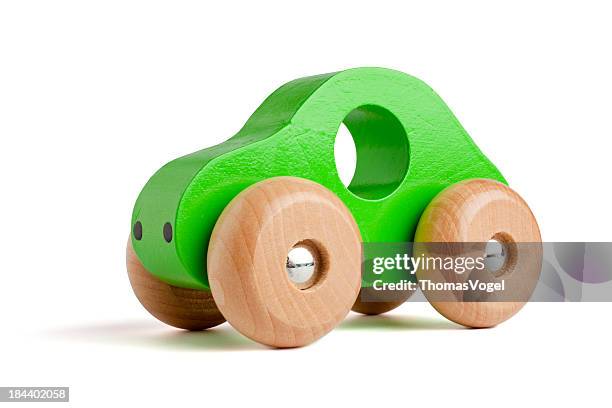 green wooden toy car - alternative fuel vehicle 個照片及圖片檔