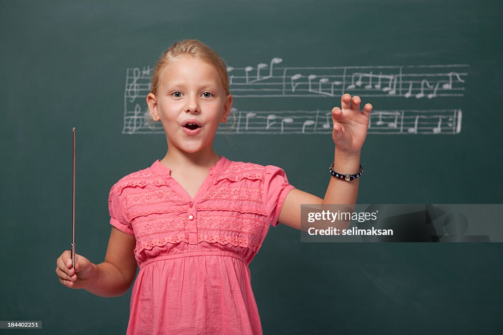 Petite fille diriger Chorus de musique Folk avant de tableau