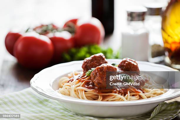 spaghetti aux boulettes de viande - boulette de viande photos et images de collection