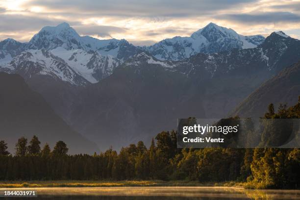 bellissimo paesaggio paesaggistico - lake matheson foto e immagini stock