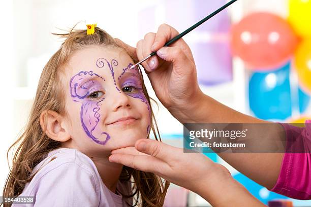 niña con pintura de la cara en fiesta de cumpleaños - face paint kids fotografías e imágenes de stock