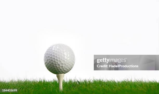 white golfball und tee auf grüne gras - abschlagen stock-fotos und bilder