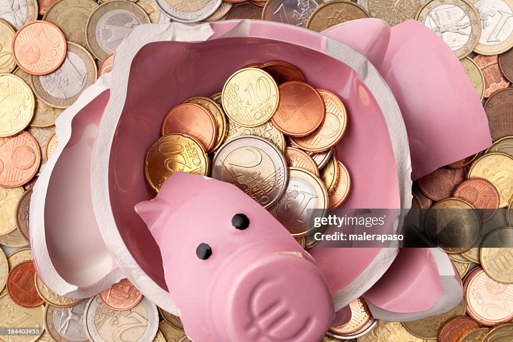 Sparangebote. Gebrochene Sparschwein und euro-Münzen
