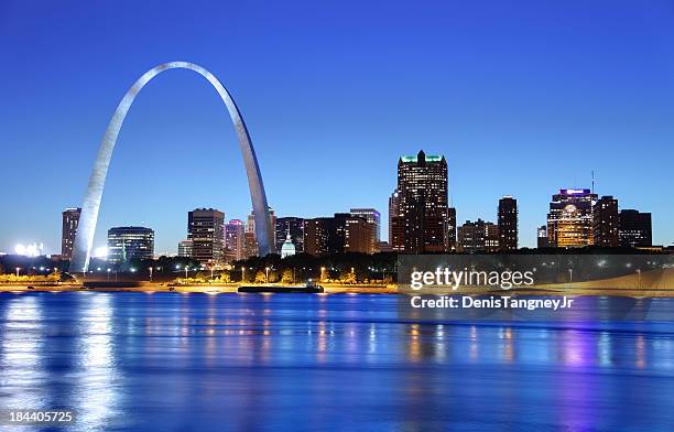 nacht blick auf den bogen auf die skyline von st. louis - mississippi stock-fotos und bilder