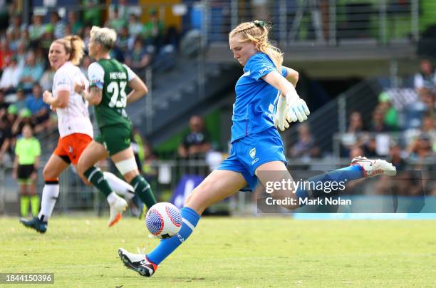 Chloe Lincoln of Canberra United in action during the A-League Women round seven match between Canberra United and Brisbane Roar at McKellar Park, on...