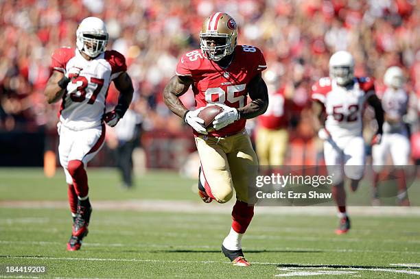 Vernon Davis of the San Francisco 49ers outruns Yeremiah Bell of the Arizona Cardinals on his way to scoring a touchdown at Candlestick Park on...