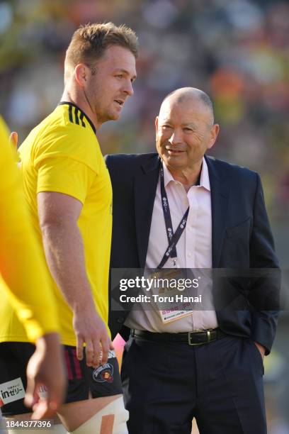 Eddie Jones , Director of rugby of Suntory Sungoliath, speaks with Sam Cane of Suntory Sungoliath prior to the NTT Japan Rugby League One match...