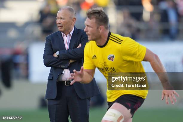 Eddie Jones , Director of rugby of Suntory Sungoliath, and Sam Cane of Suntory Sungoliath prior to the NTT Japan Rugby League One match between...