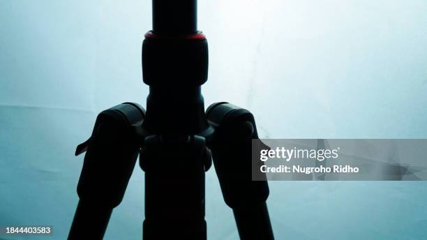 silhouette of multi angle leg locks of tripod - stativ stock-fotos und bilder