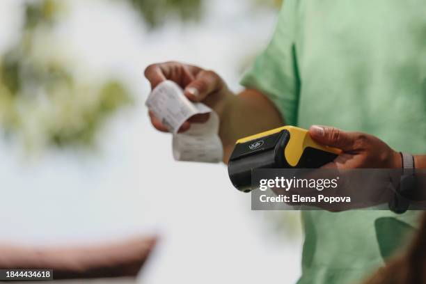Cheque Card Drawerman Cheque Reader Photos and Premium High Res Pictures - Getty Images
