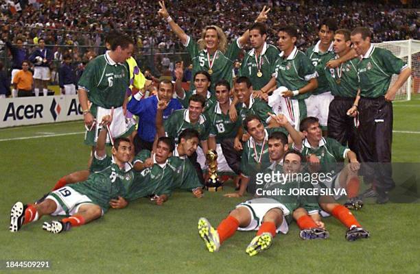 The Mexican soccer team poses with the trophy 04 August at Azteca Stadium in Mexico City after defeating Brazil to win the FIFA Confederations Cup....