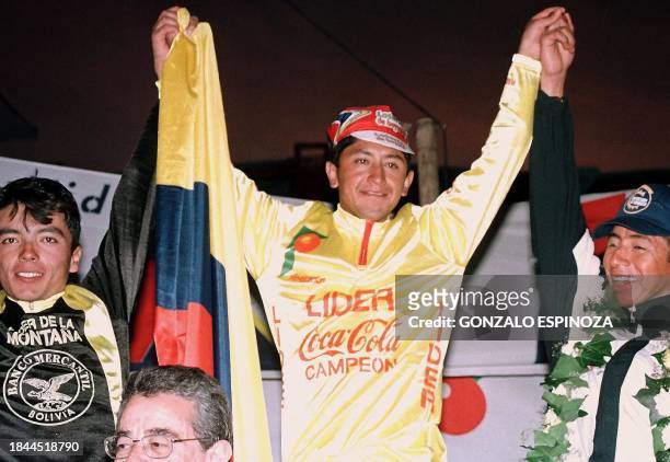 El equipo colombiano de ciclismo Loteria de Boyaca, ganador de la prueba ciclistica internacional Doble Copacabana, saluda desde el podio 08 0ctubre...