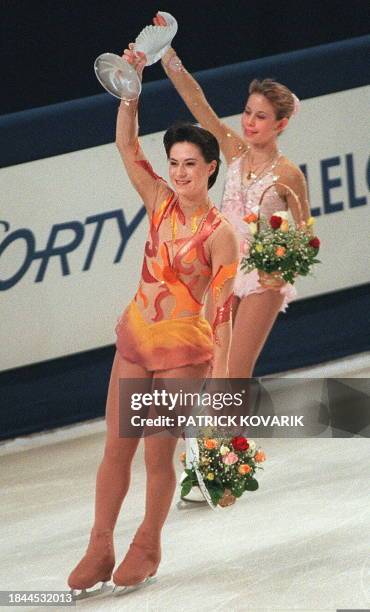 Effectuant un tour d'honneur devant le public, la patineuse française Laëtitia Hubert brandit le trophée Lalique du programme libre qu'elle a...