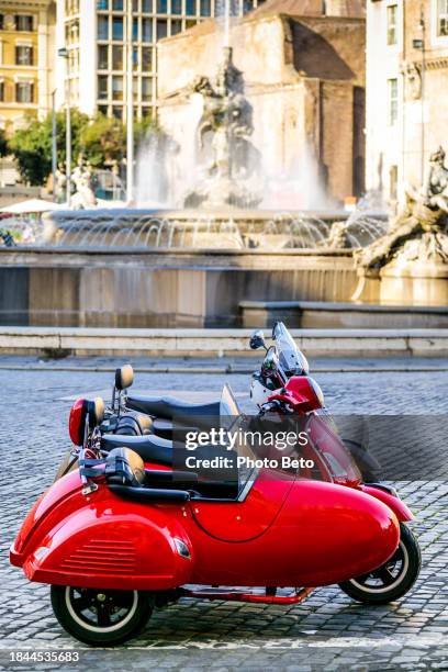 unas preciosas y coloridas vespa aparcadas en la piazza della repubblica, en el corazón de roma - fontana delle naiadi fotografías e imágenes de stock