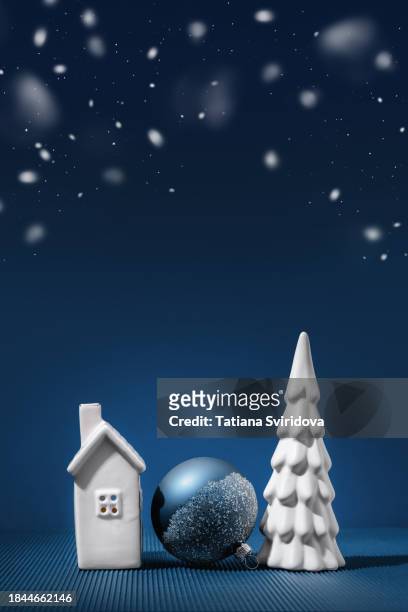 white ceramic house and christmas tree on blue night background - white house christmas stock pictures, royalty-free photos & images