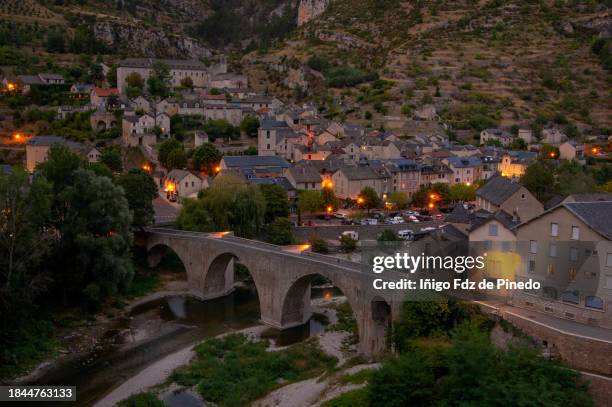 sainte-enimie and its bridge over the tarn river, tarn river canyon, lozère, france. - midirock stock pictures, royalty-free photos & images