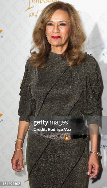 Singer Marilyn McCoo attends the 10th Annual Alfred Mann Foundation Gala on October 13, 2013 in Beverly Hills, California.