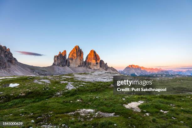tre cime di lavaredo (drei zinnen) at sunrise - sesto dolomites stockfoto's en -beelden
