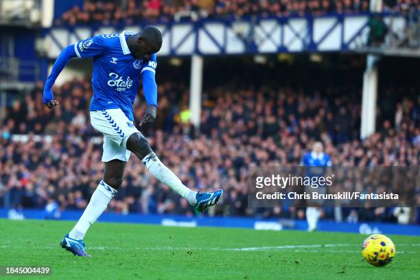 Abdoulaye Doucoure of Everton scores the opening goal during the Premier League match between Everton FC and Chelsea FC at Goodison Park on December...