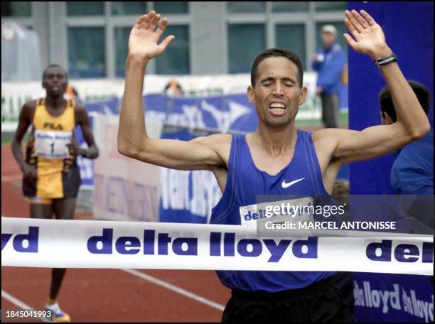 French Driss El Himer crosses the finishing line to win the Amsterdam marathon 21 October 2001, with 2h07min01sec. Josephat Kiprono from Ethiopia...