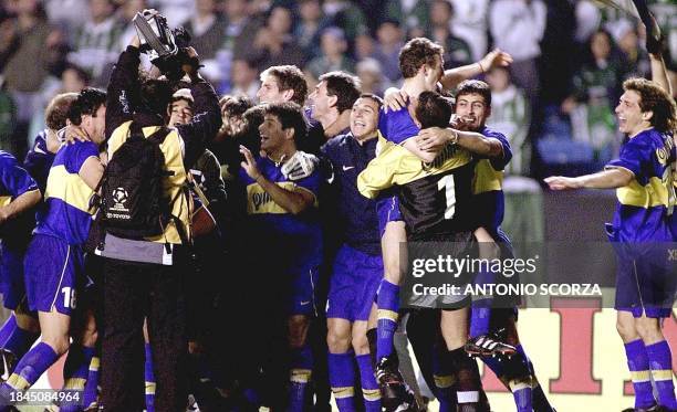Soccer players from Argentina's Boca Junior team celebrate victory in Sao Paulo, Brazil, 21 June 2000. Jugadores del equipo argentino de Boca Juniors...