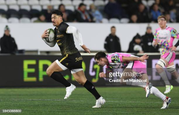 Ben Lam of Montpellier Herault Rugby runs through to score his team's second try during the EPCR Challenge Cup match between Newcastle Falcons and...