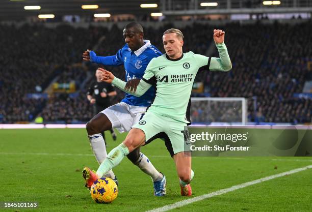 Abdoulaye Doucoure of Everton battles for possession with Mykhaylo Mudryk of Chelsea during the Premier League match between Everton FC and Chelsea...