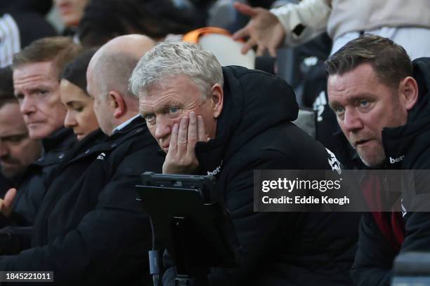 David Moyes, Manager of West Ham United, looks on during the Premier League match between Fulham FC and West Ham United at Craven Cottage on December...