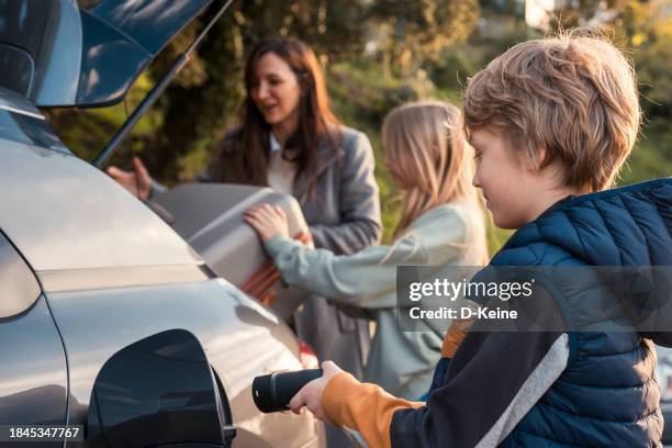 electric car - elektrische auto stockfoto's en -beelden