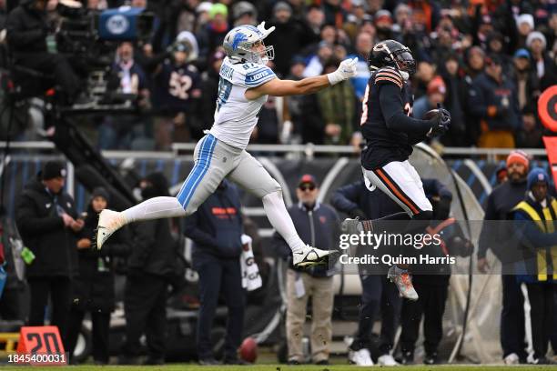 Jaylon Johnson of the Chicago Bears intercepts a pass intended for Sam LaPorta of the Detroit Lions during the first quarter at Soldier Field on...