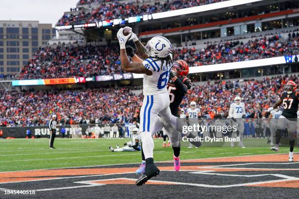 Mo Alie-Cox of the Indianapolis Colts catches a touchdown pass during the first half of the game against the Cincinnati Bengals at Paycor Stadium on...